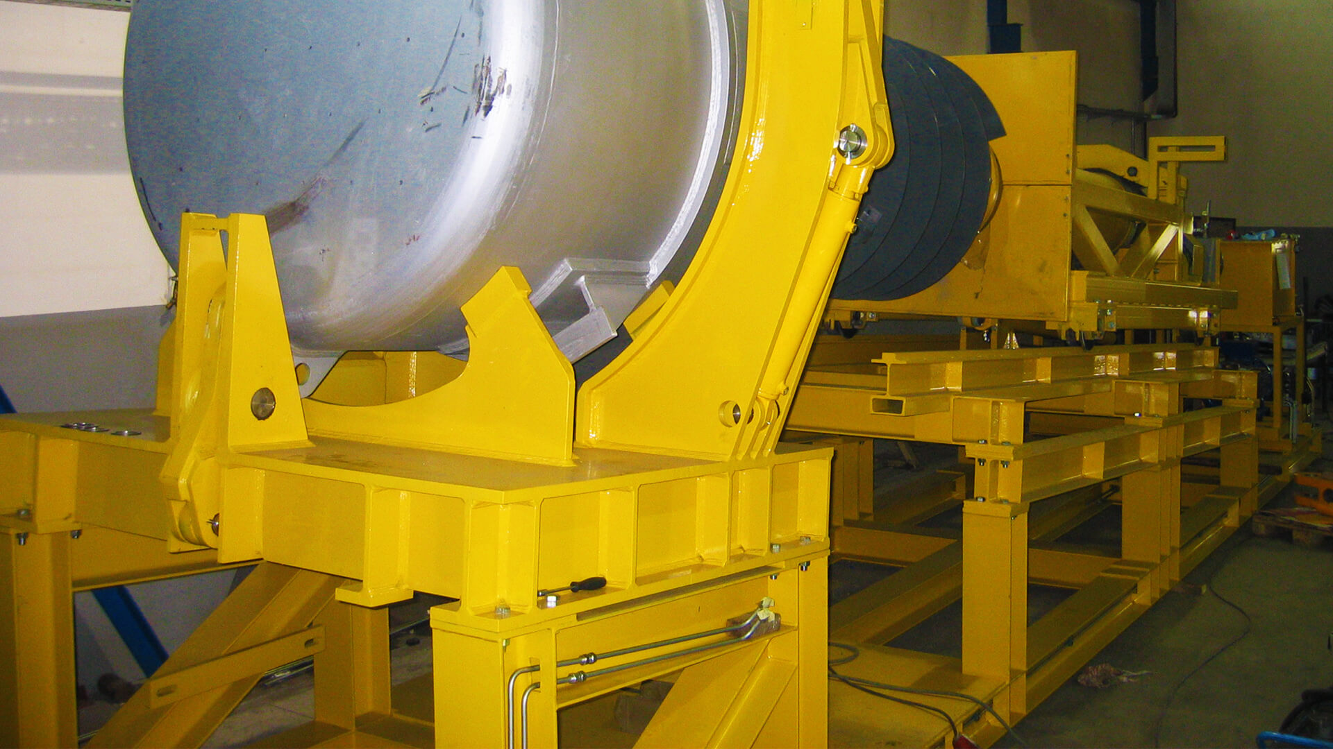Ladle cleaning machine
